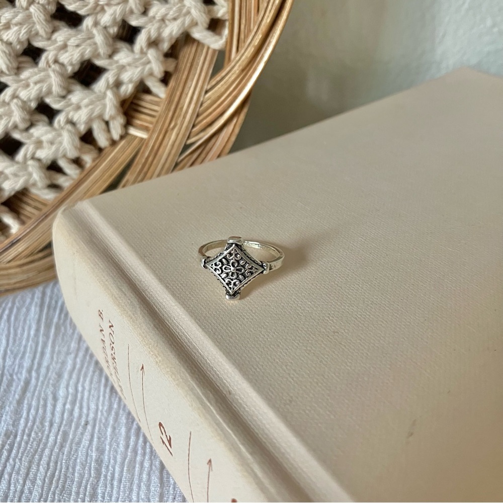Elegant Silver Filigree Ring - Picture 7 of 12